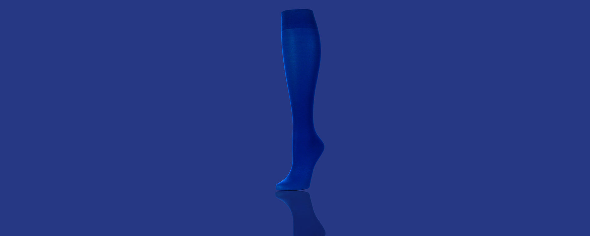 Bas De Compression Au Genou Couleur Bleu Royal Avec Fond Bleu Vue Sur Une Jambe Jusqu'au Mollet