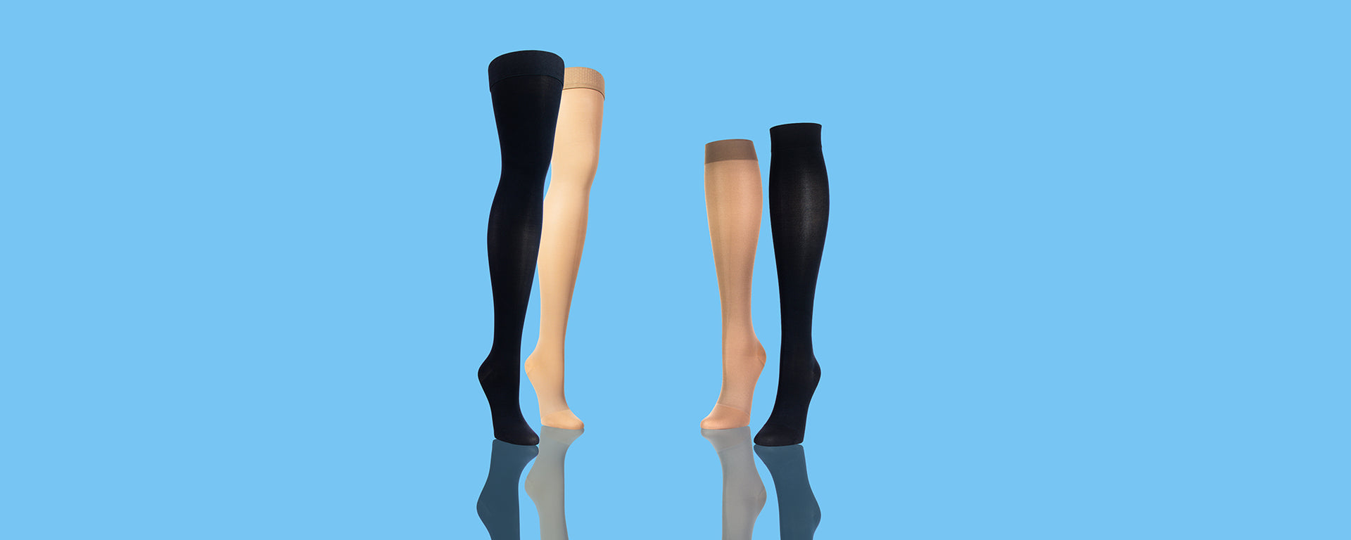 Bas De Compression Doctor Brace: Deux Bas Au Genou En Face De Deux Bas À La Cuisse - Arrière Plan Bleu