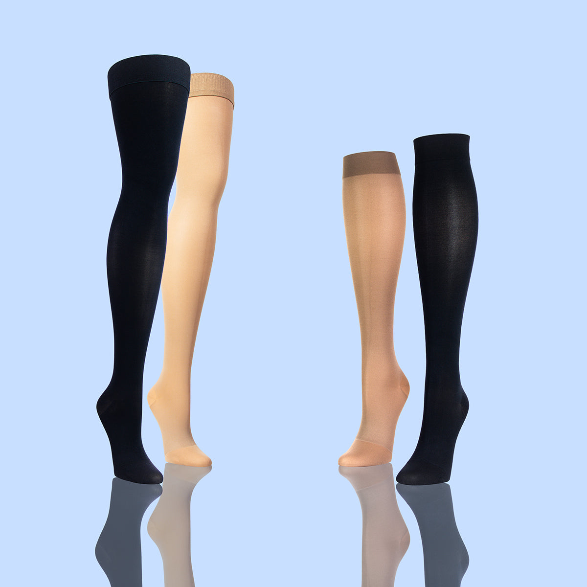 Bas De Compression Doctor Brace - Bas Au Genou En Beige Et Noir Face À Des Bas À La Cuisse - Fond Bleu