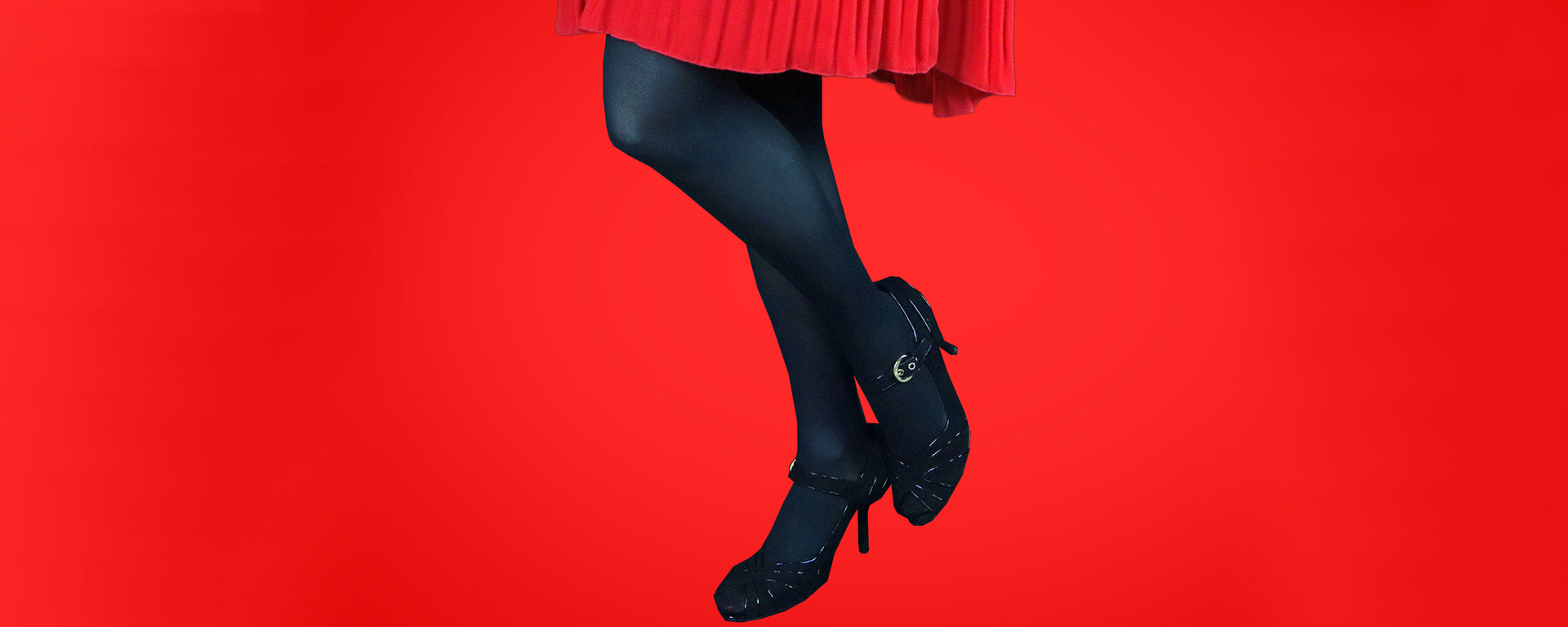 Bas De Compression Doctor Brace Noirs Portés Par Une Femme Avec Jupe Rouge Et Arrière Plan Rouge