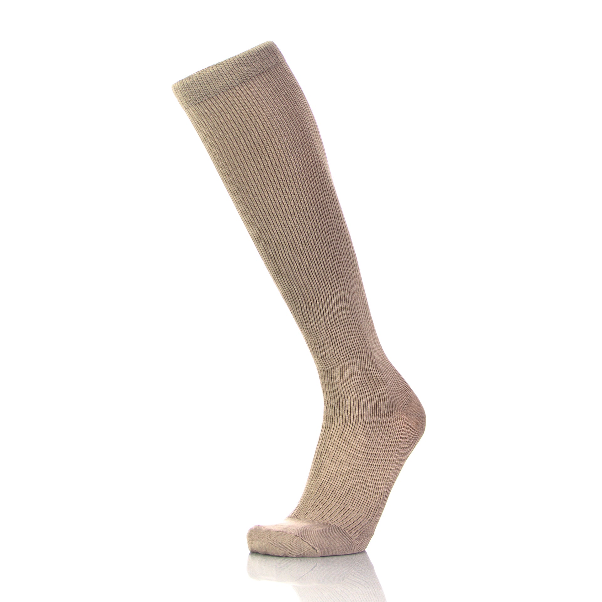 Bas Support En 20 30 mmHg  Pour Homme Style Côtelé Modèle Actiman De Doctor Brace - Couleur Beige - Longueur Au Mollet -  Présentés Sur Une Demi-jambe En Plastique