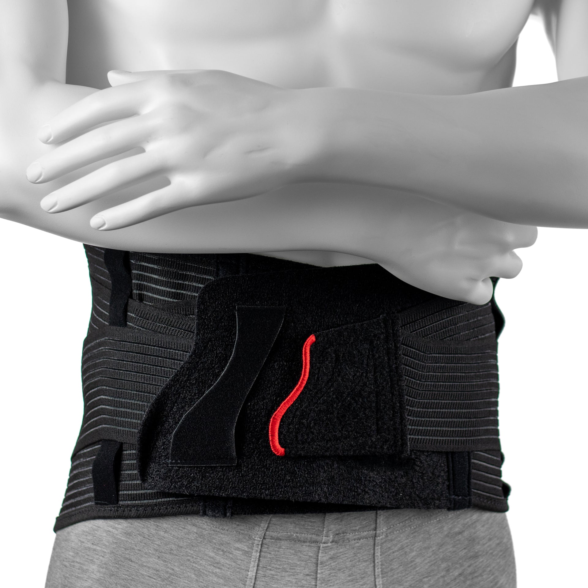 Ceinture Pour Le Dos Pour Douleur Lombaire de 26 cm De Largeur  - Compression Ajustable Et Tissu Élastique - Couleur Noire - Vue Proche De La Fermeture Large En Velcro En Avant - Présentée Sur Le Corps D'un Mannequin Homme