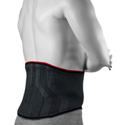 Ceinture Pour Le Dos Portée Par Un Homme Au Niveau Du Bas Du Dos - Tissu De Contention Tricoté Couleur Grise Partout Et Noire En Avant - Vue De Côté