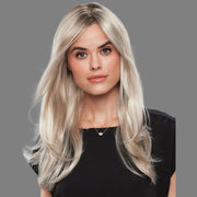 Perruque Blonde Cheveux Longs Portée Par Une Femme Avec Vue Frontale Et Arrière Plan Gris foncé - Laura