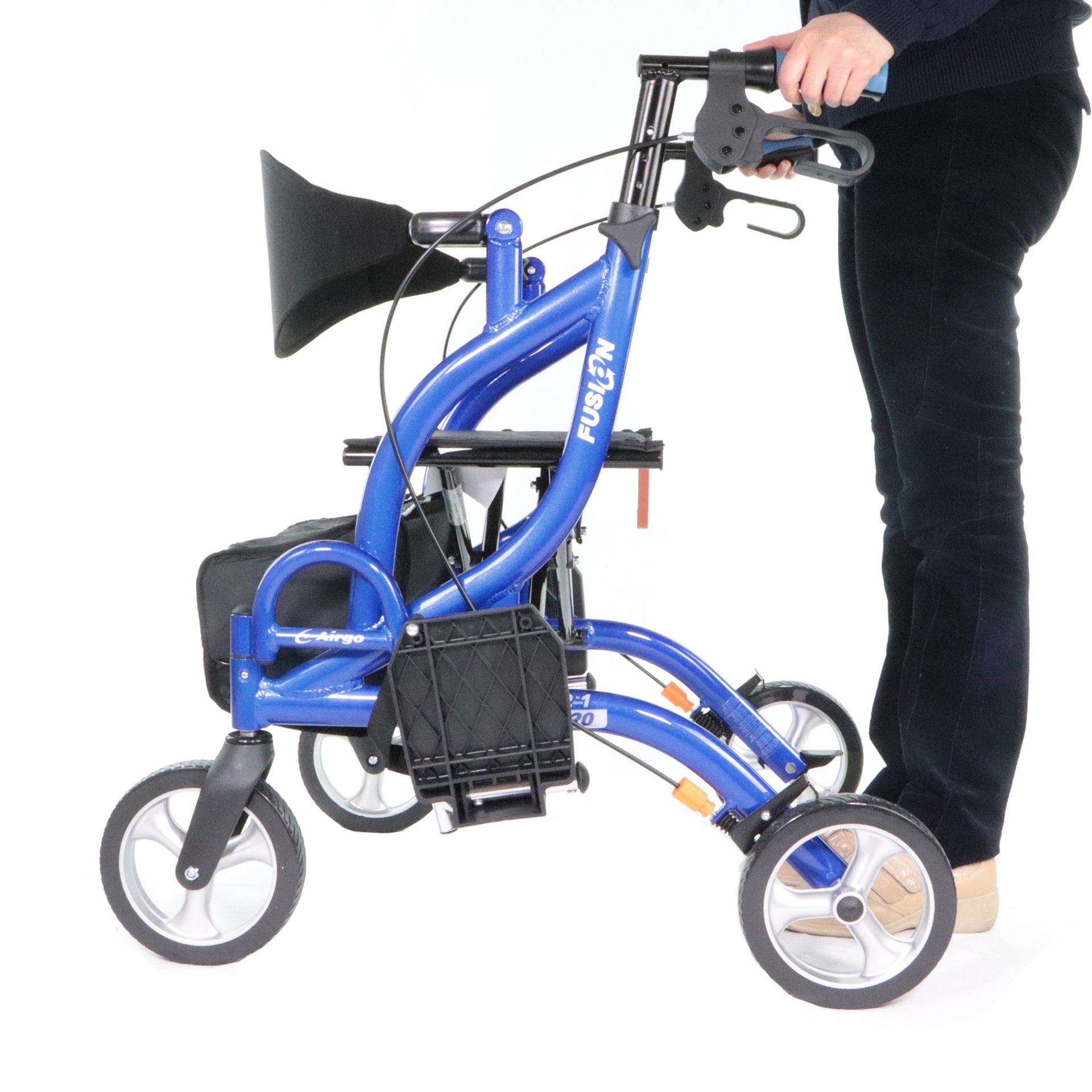 Airgo Fusion Duo Déambulateur Fauteuil Roulant En Action Poussé Par Un Ainé