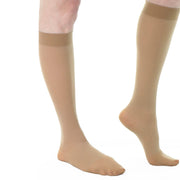Bas Compression Au Genou 30 40 mmHg Doctor Brace Couleur Beige Peau Vue En Action Les Deux Pieds