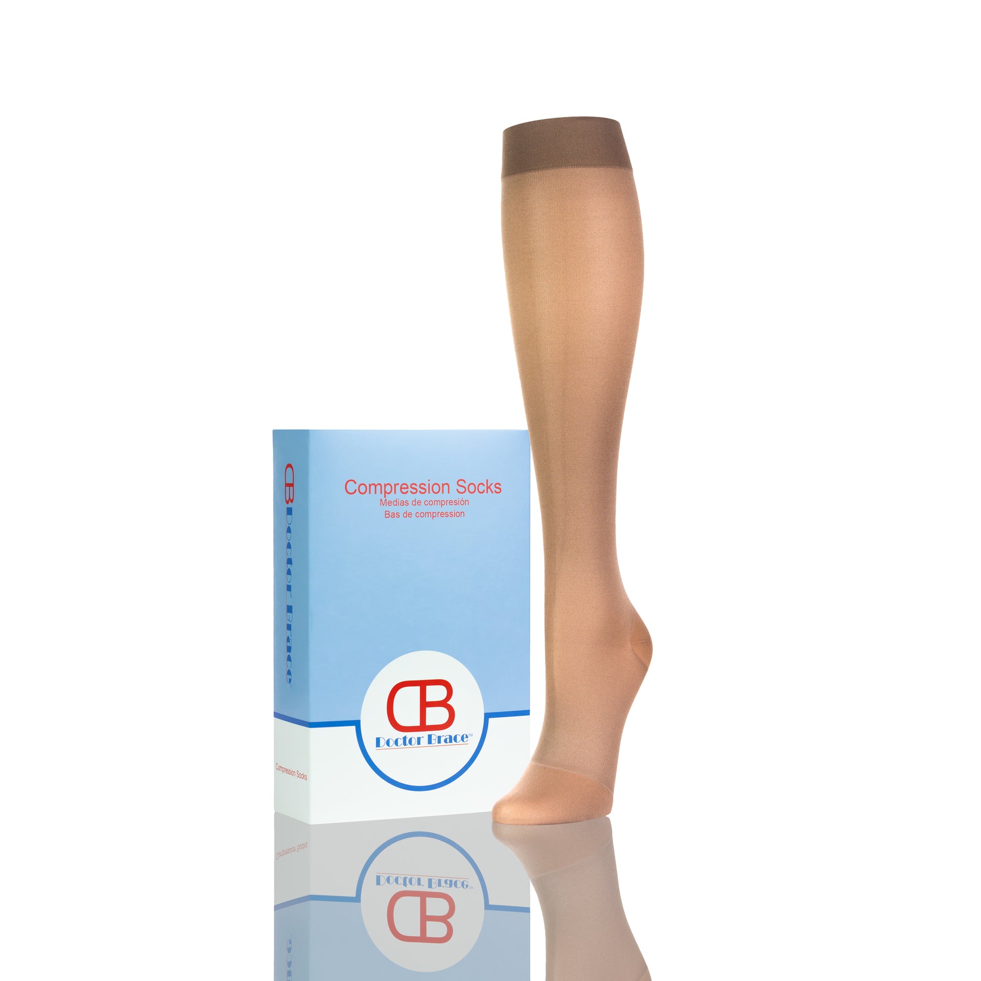 Bas De Compression Pour Femme Qui Couvre Le Mollet En Couleur Peau - Présentés Sur Une Demi-jambe Et L'emballage De Doctore Brace Sur Le Côté