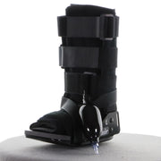 Botte Air Cast Pédiatrique Pour Fracture Du Pied Ou De L'orteil Adaptée Pour Garçon Ou Fille Vue Gauche Avec Pompe À Air À Côté