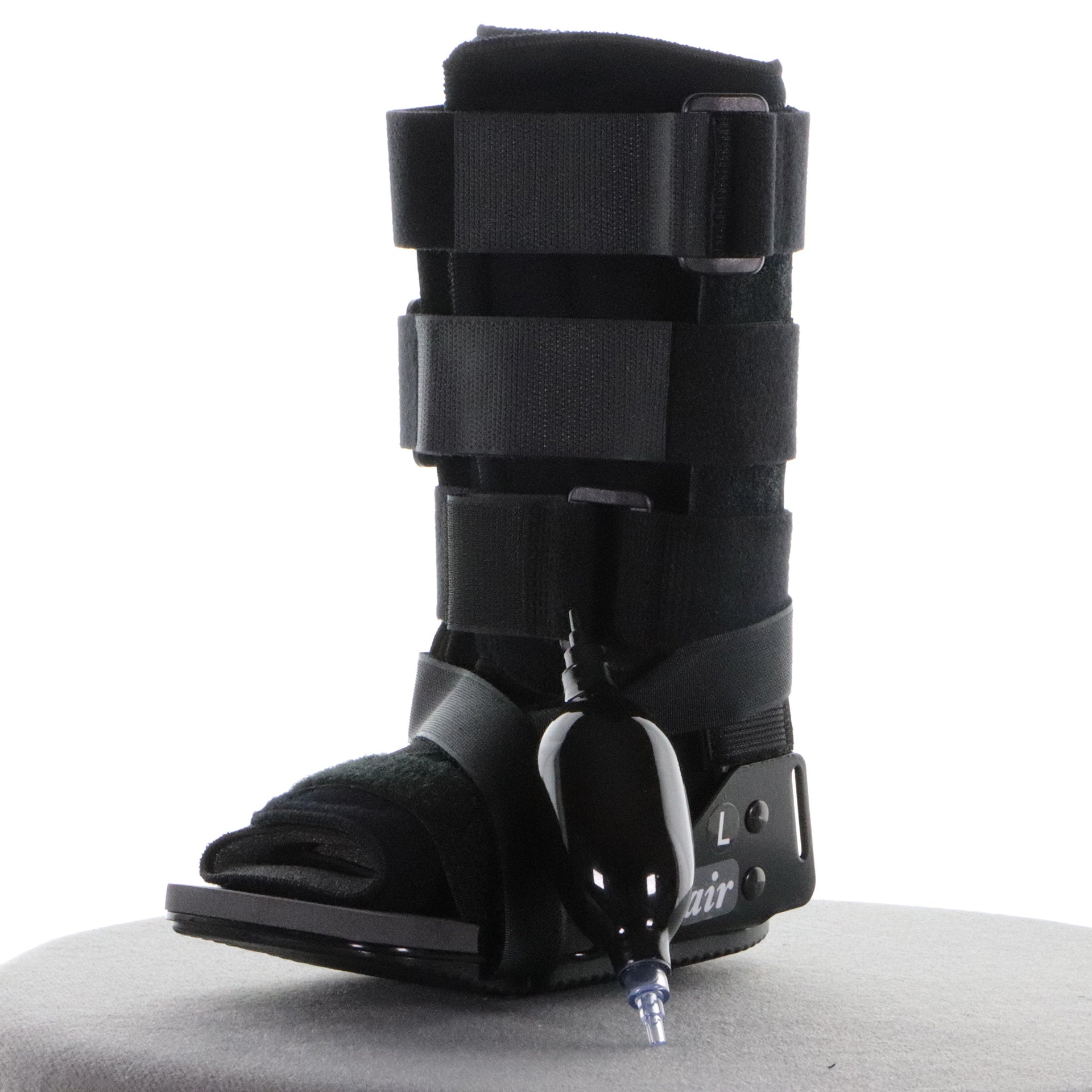 Botte Air Cast Pédiatrique Pour Fracture Du Pied Ou De L'orteil Adaptée Pour Garçon Ou Fille Vue Gauche Avec Pompe À Air À Côté