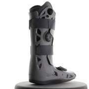 Botte Aircast Pneumatique Elite Pour Fracture Ou Entorse Vue De Côté Et De L'arrière Avec Pompe À Air