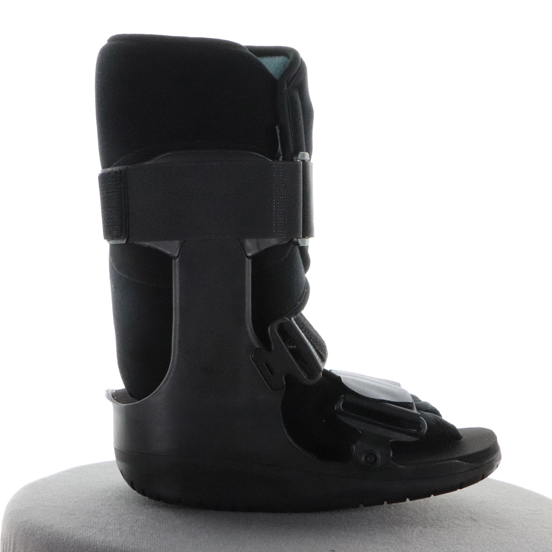 Botte Orthopédique Adulte Pneumatique Petite Noire Vue Du Côté Droit