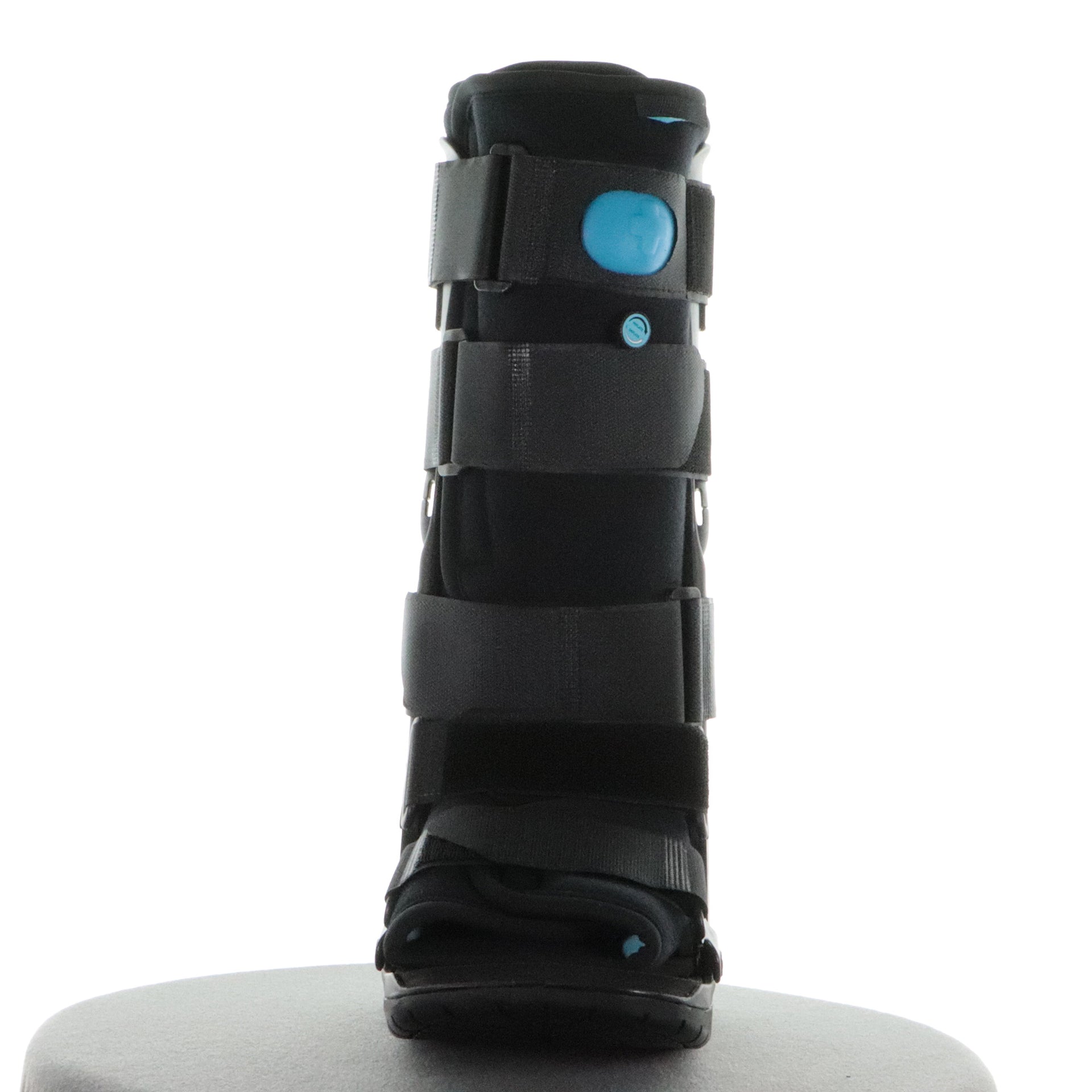 Botte Orthopédique Air Cast Pour Fracture Ou Entorse Noire Avec Pompe À Air Bleue Vue Frontale