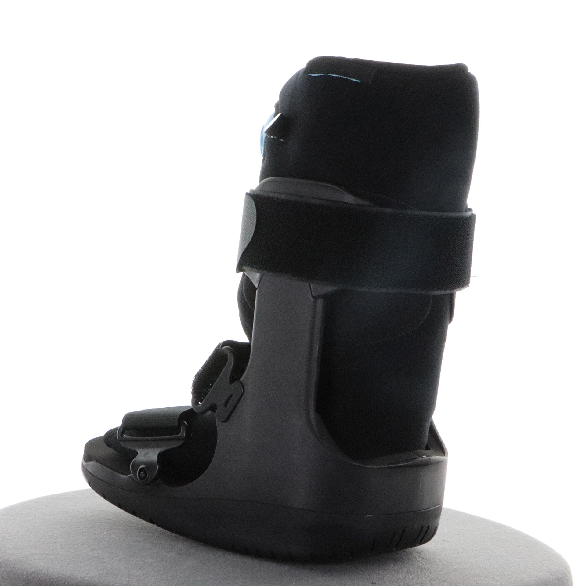 Botte Orthopédique Gonflable Courte Noire Vue Arrière Gauche