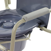 Chaise D'aisance Pliable Toilette Ronde Grise Sceau D'hygiène Couvert Vue Proche De L'accoudoir Large