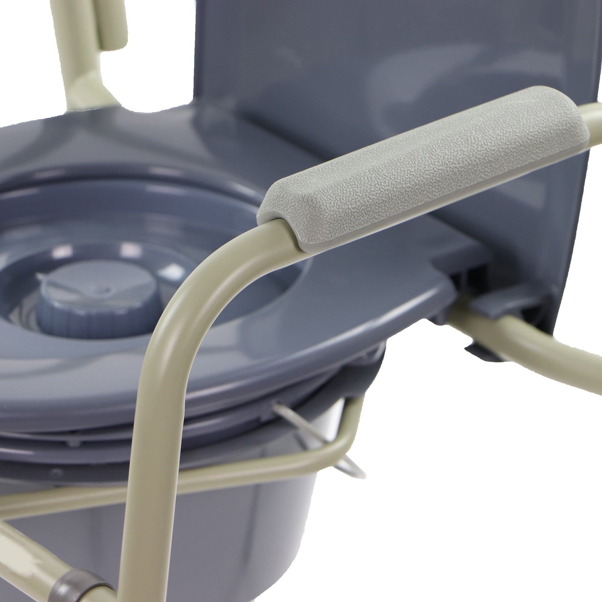 Chaise D'aisance Pliable Toilette Ronde Grise Sceau D'hygiène Couvert Vue Proche De L'accoudoir Large