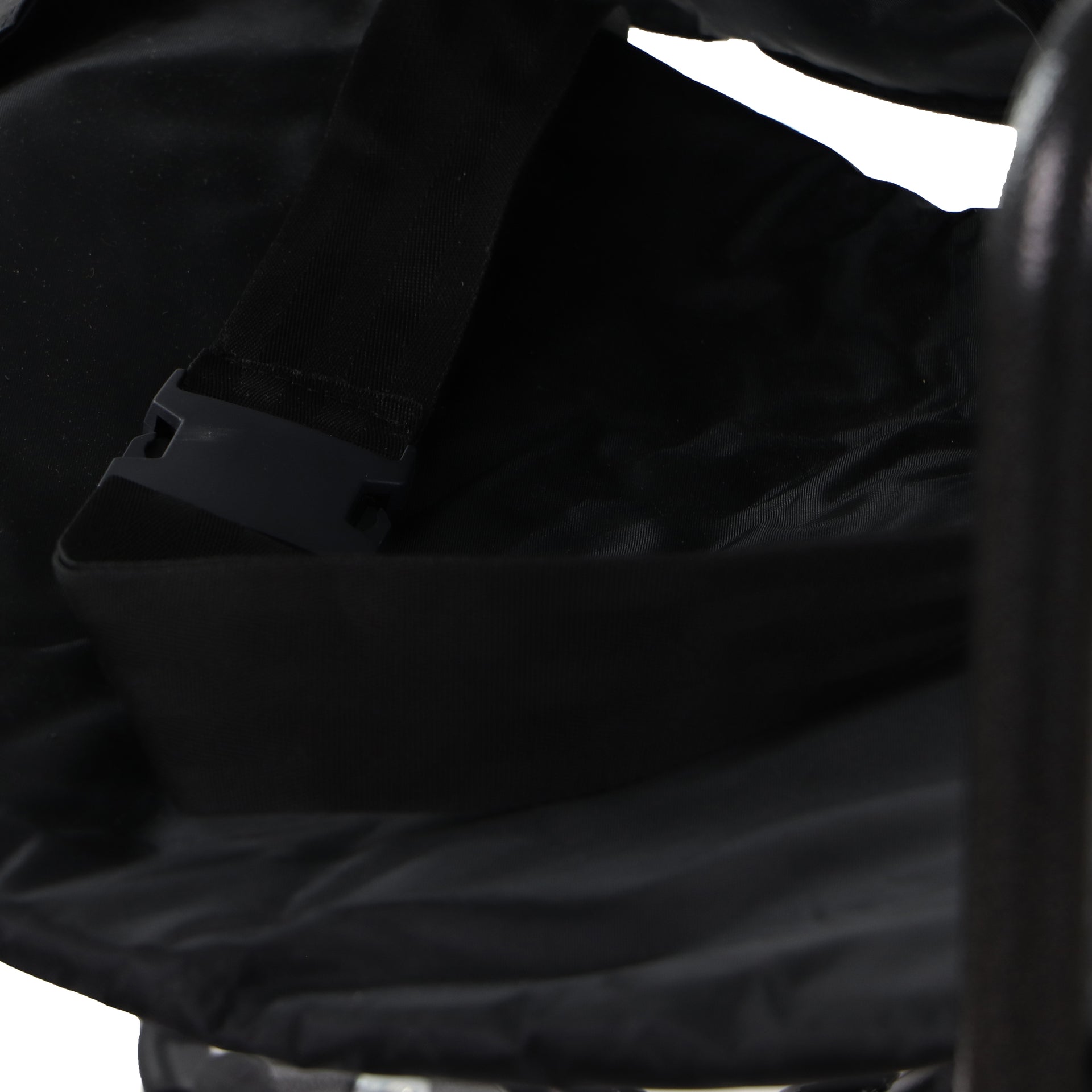 Chaise Roulante Personne Âgée En Acier Noir Pliante Vue Proche Ceinture De Sécurité