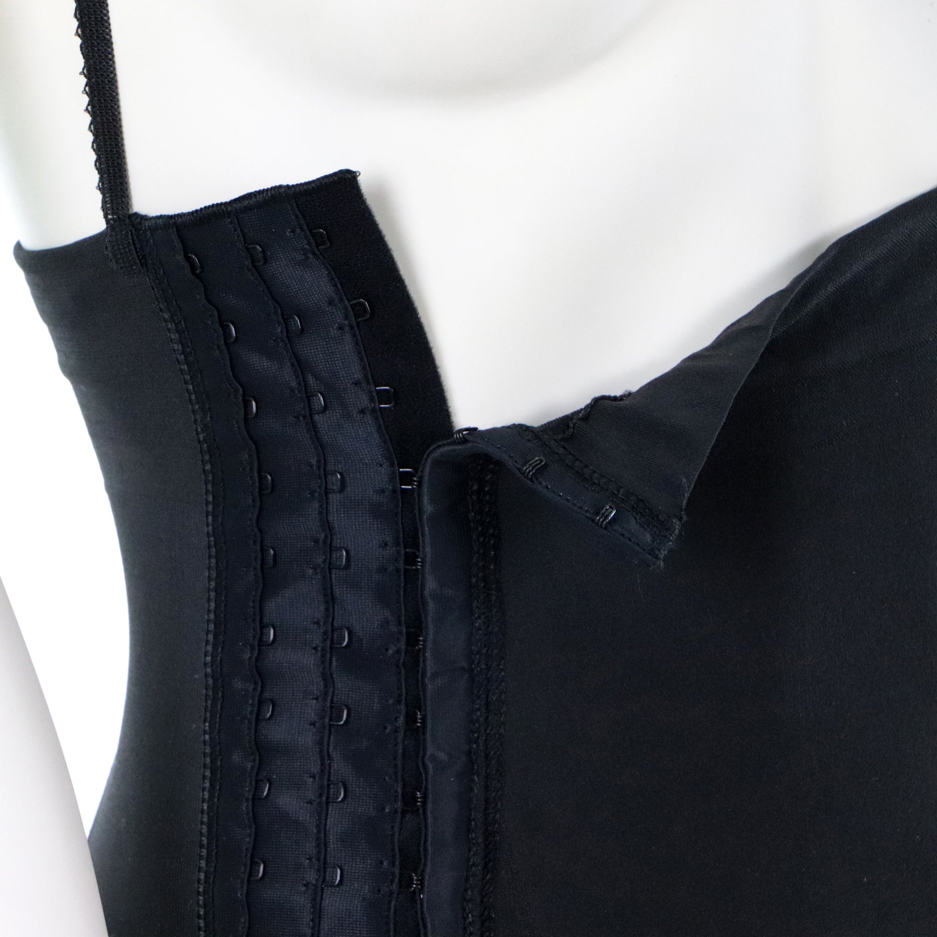 Culotte Compressive Après Chirurgie Abdominale Noire Vue Proche Fermeture Ajsutable À Crochets Ouverte
