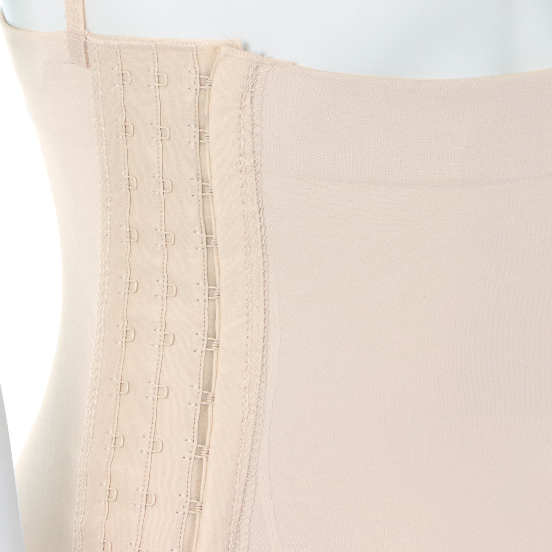 Culotte De Contention Post Opératoire Largeur Ajustable Beige Vue Fermeture À Trois Rangées De Crochets