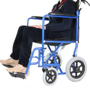 Fauteuil De Transport Tout Terrain Bleu Avec Personne Âgée Assise À L'intérieur