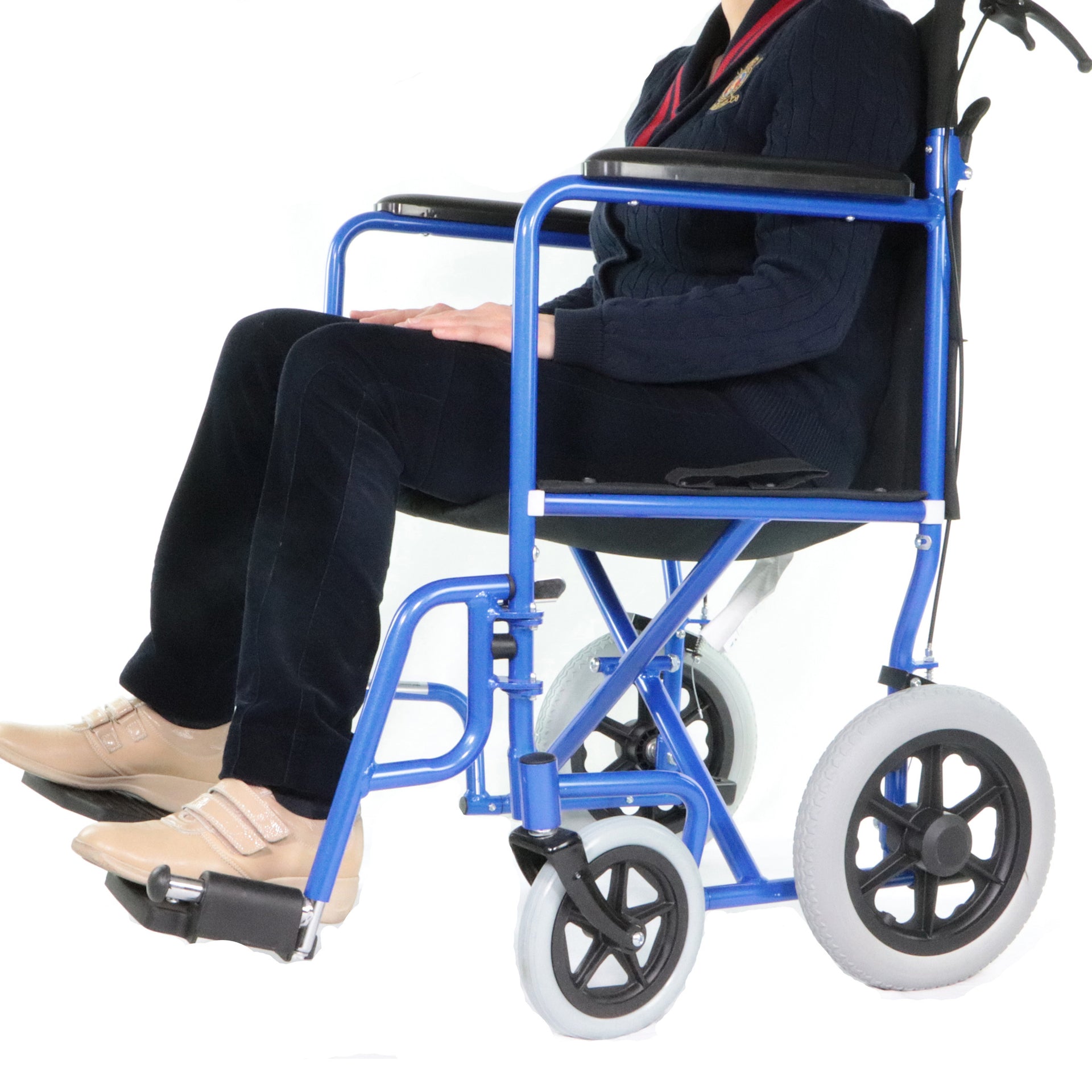 Fauteuil De Transport Tout Terrain Bleu Avec Personne Âgée Assise À L'intérieur