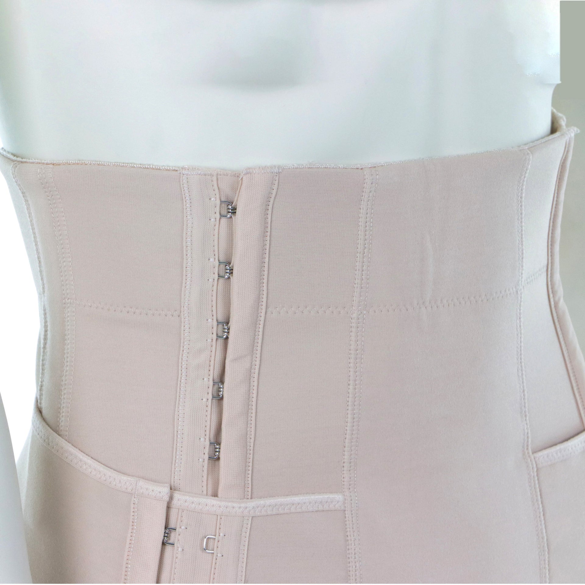 Gaine Abdominoplastie Ou Chirurgie De Perte De Poids Style Culotte Beige À Intérieur En Coton Vue De La Fermeture Sur Le Côté