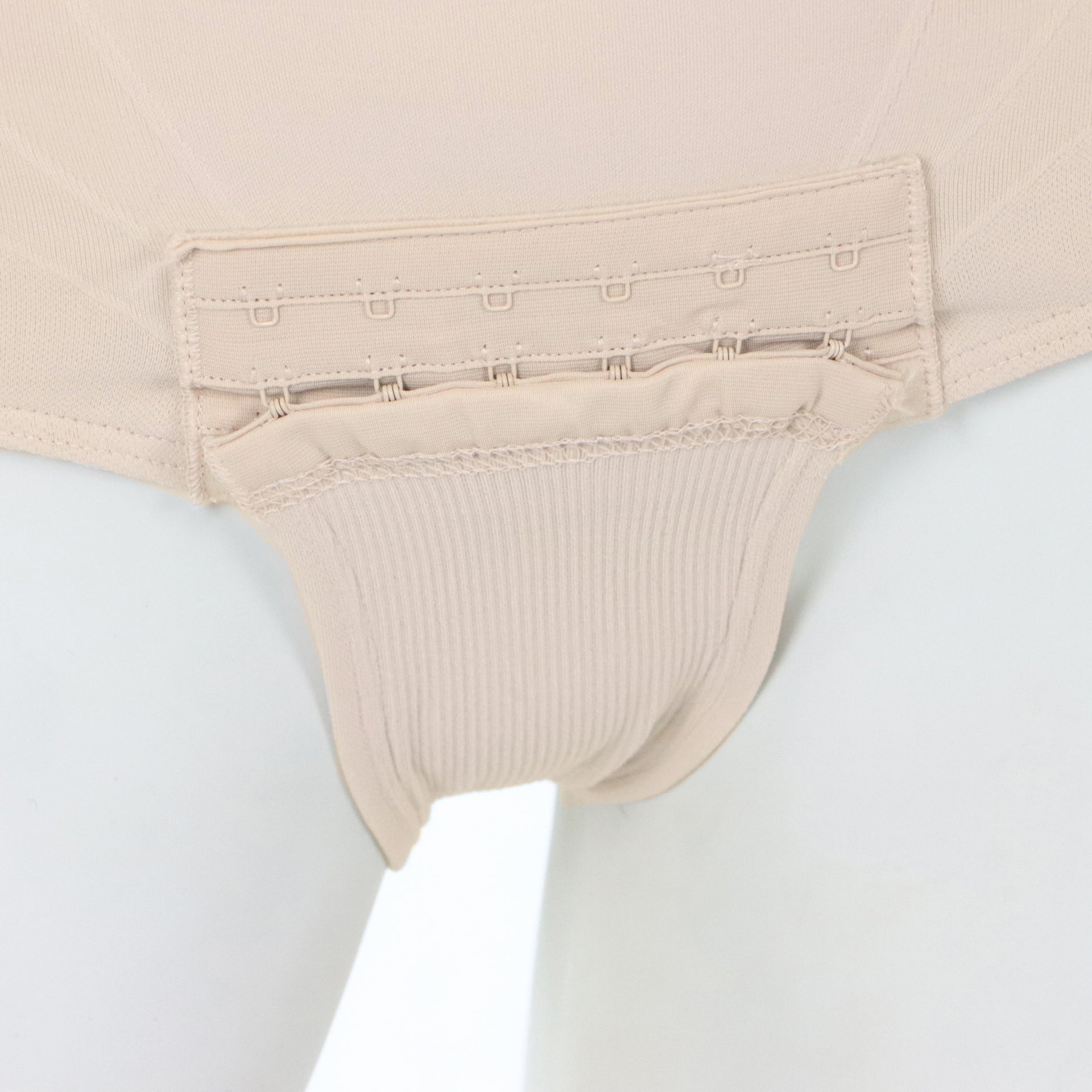 Gaine Pour Abdominoplastie Femme Couleur Beige Ajustable  Vue Proche Ouverture À L'entrejambe