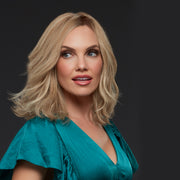 Perruque Blonde De Cheveux Naturels Ondulés Mi-Longs Jon Renau Carrie Vue De Face