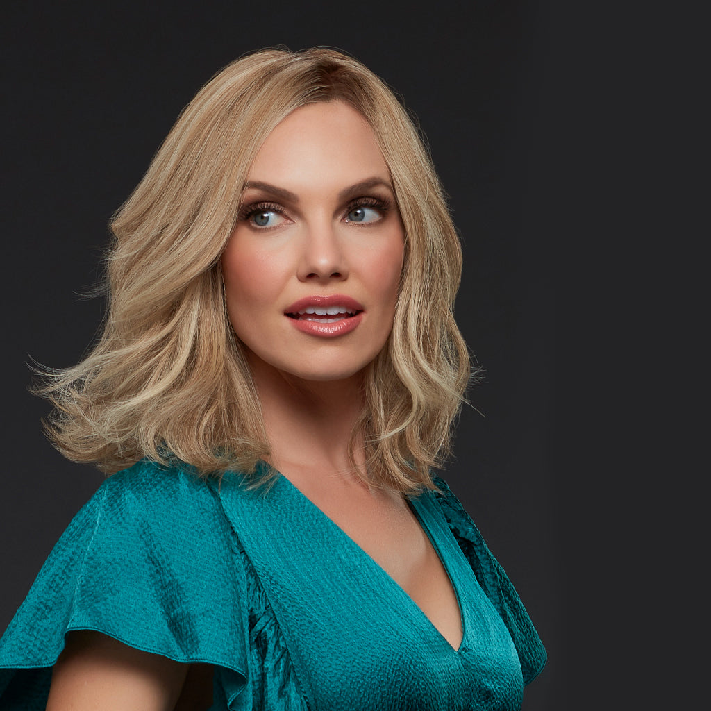 Perruque Blonde De Cheveux Naturels Ondulés Mi-Longs Jon Renau Carrie Vue De Face