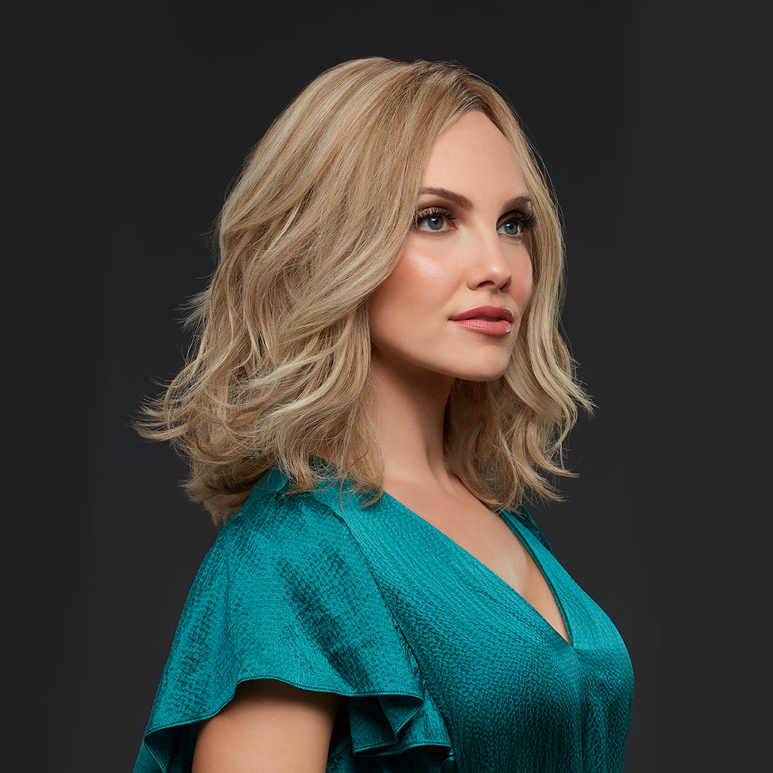 Perruque Cheveux Naturels Blonde Lisse Ondulée Aux Épaules Carrie Vue Côté Droit