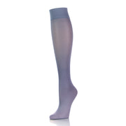 Bas de compression 20-30 mmHg pour femme hauteur genou en gris clair, vue extérieure de la jambe - Softmedi