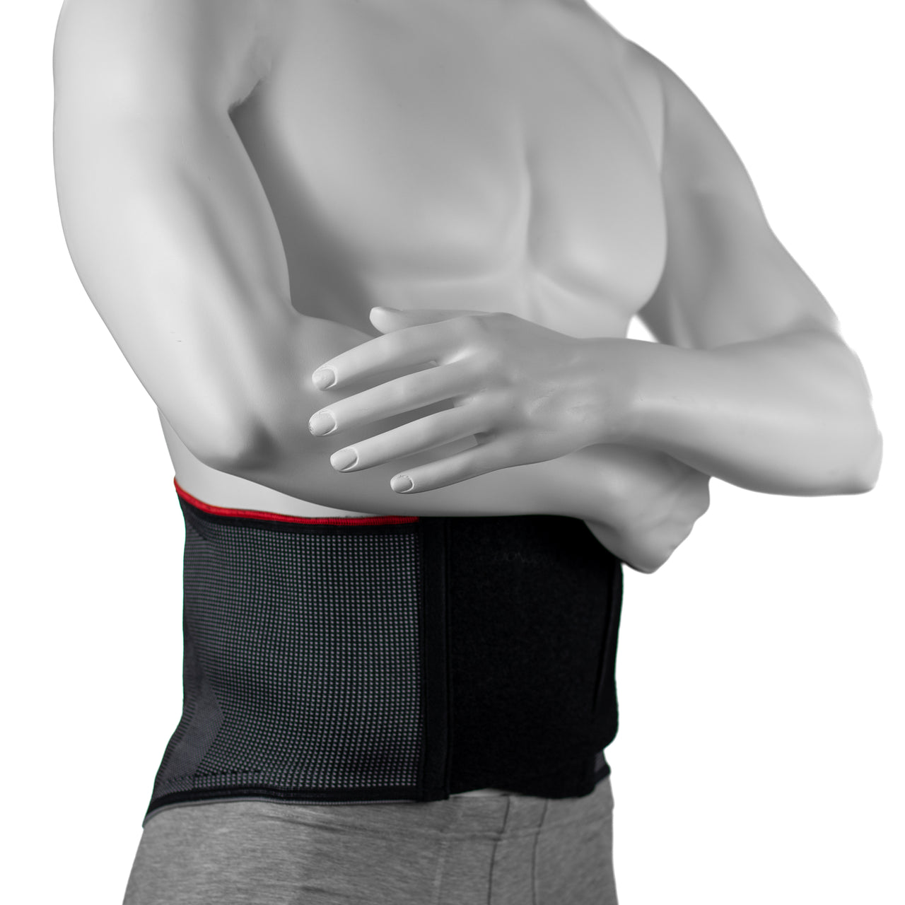 Ceinture Dos Pour Homme Avec Tissu de Compression Tricoté - Couleur Gris Et Noir Avec Ligne Rouge - Largeur De 26 cm Qui Couvre La Bas Du Dos - Portée Par Un Homme Mannequin - Vue En Biais