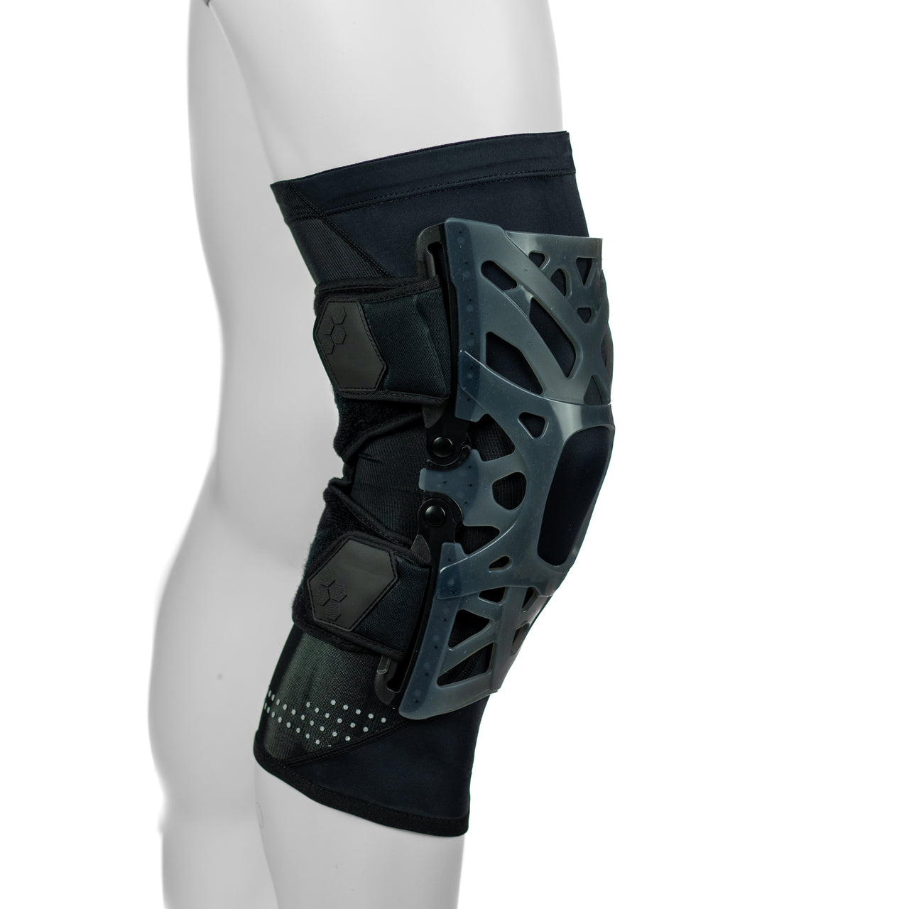 Genouillère Sport Style Web Articulée Avec Filet En Silicone - Portée Avec Un Manchon Noir - Jambe D'Homme - Vue De Côté