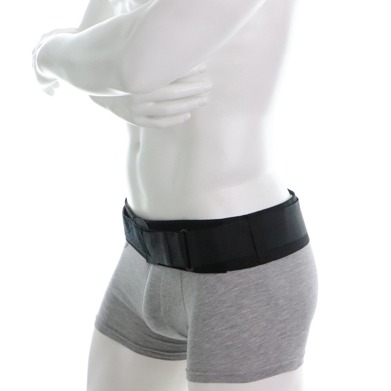 Ceinture Sacro-iliaque Discrete Couleur Noire Côté Gauche Portée Par Un Mannequin Homme