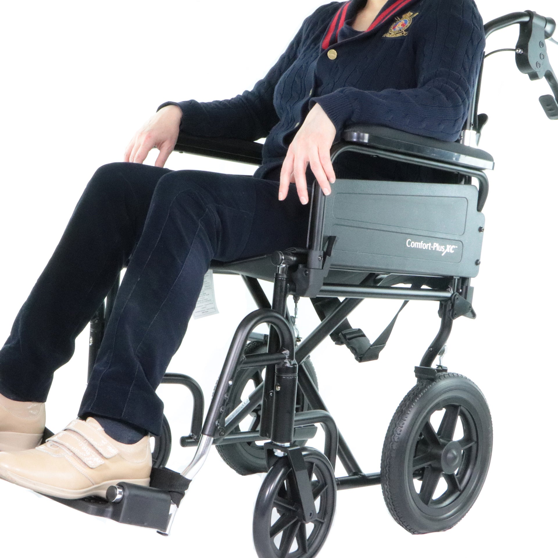 Chaise Roulante Airgo Comfort-Plus XC Avec Un Aîné Assis Appuyé Sur Les Accoudoirs Et Pieds Sur Les Reposes-pieds