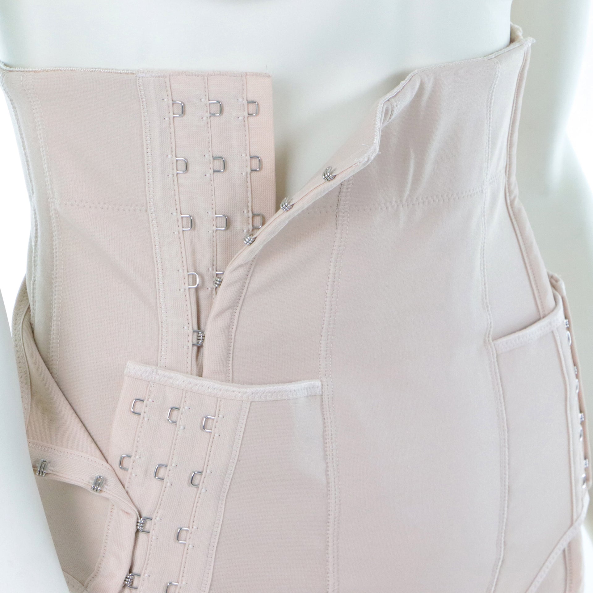 Gaine Pour Abdominoplastie Style Culotte Compressive Beige Avec Intérieur Coton Vue Deux Fermetures Ouvertes